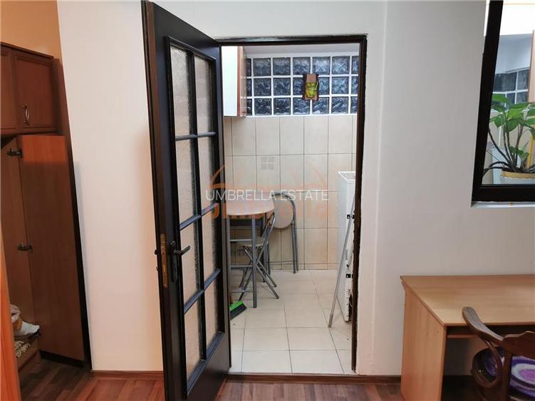De vanzare apartament 3 camere, demisol str. Emil Racovita ! - 2