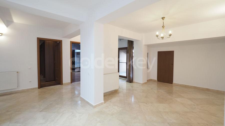 Vilă superba cu 8 camere, mobilata modern, piscina