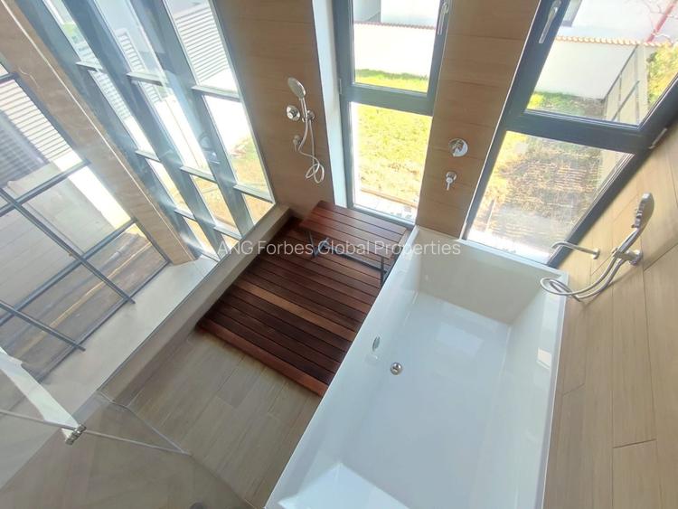 Vilă cu Design Distinct și Locație Excelentă - 25