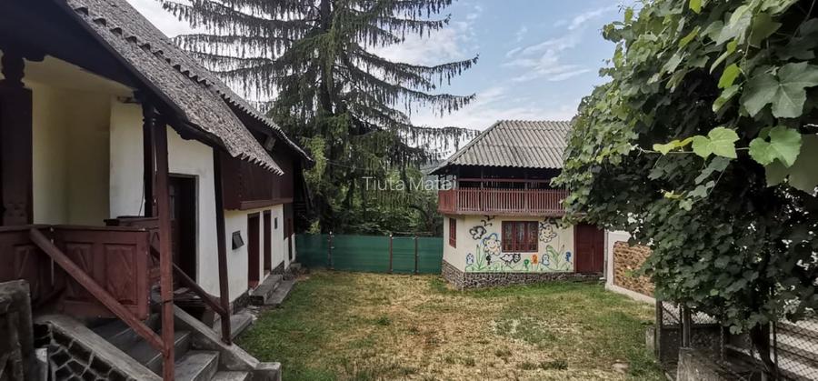 Vand casa la curte cu 2 cladiri anexe si teren