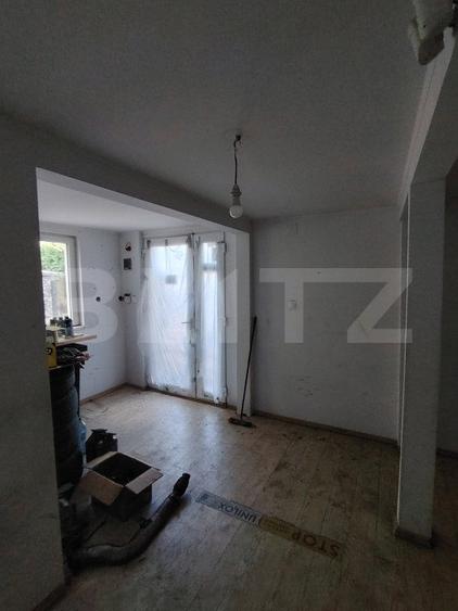 Casa deosebita cu 3 camere si spatiu comercial in Sangeorgiu de Mures