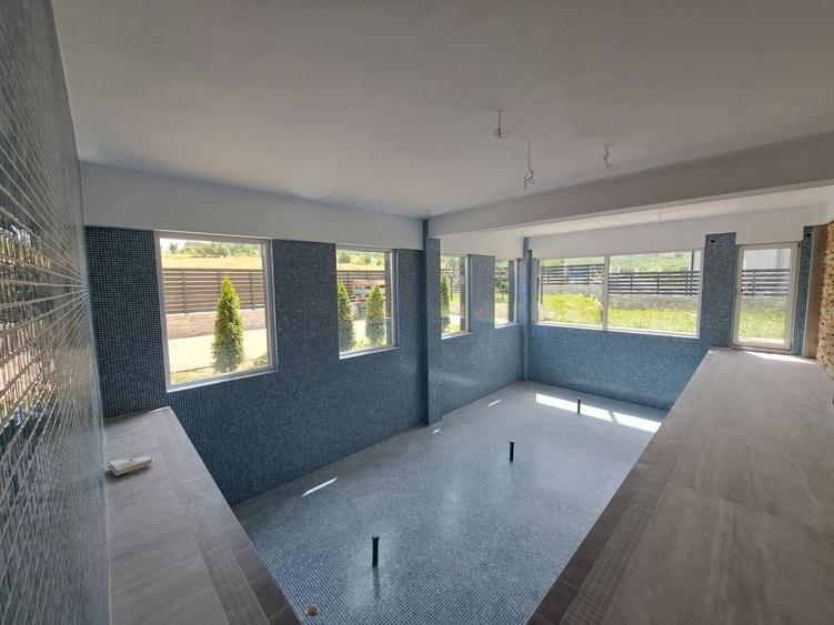 Casa cu piscina interioara si priveliste catre Cetatea Cisnadioarei