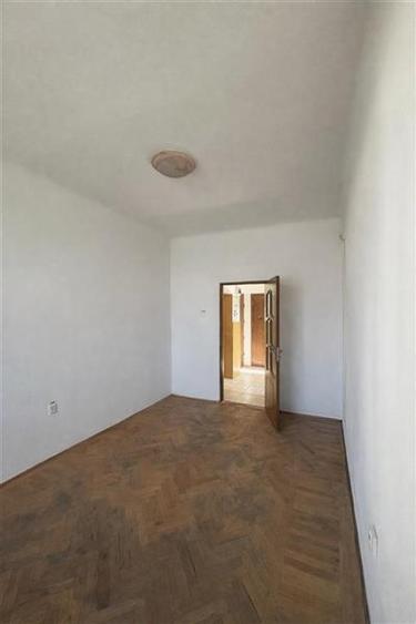 Spatiu vizibil,acces dublu,trafic intens,3 incaperi,flexibil:servicii&comert
