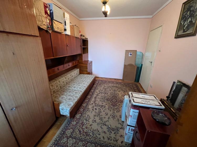 INCHIRIEZ apartament 3 camere semidecomandat, zona Milea