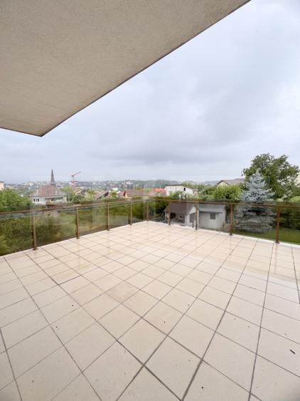 Casa individuala , 3 garaje , terasa ,  352mp utili, zona Dambu Rotund