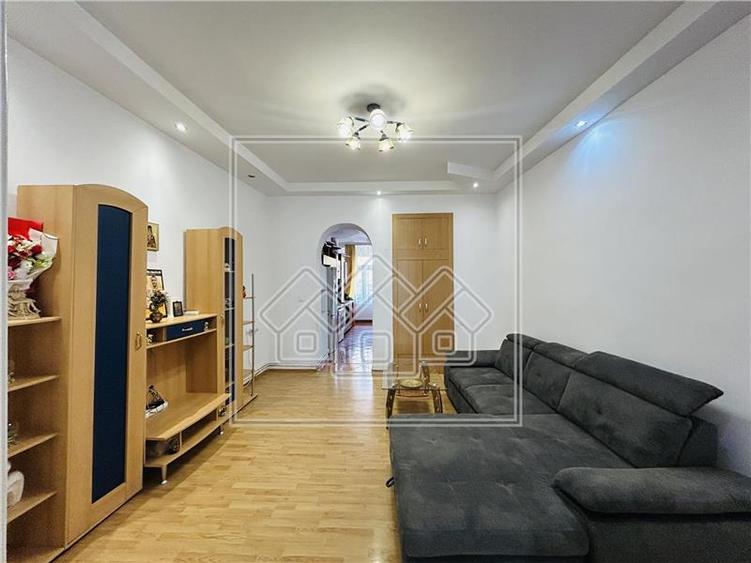 Apartament cu 2 camere, pivnita, pod, 63 mp utili, pret negociabil