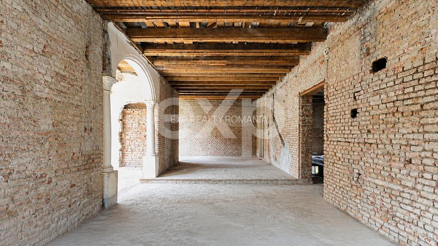 Casă cu arhitectură deosebită, 842 mp și teren de 1.048 mp – Brașov