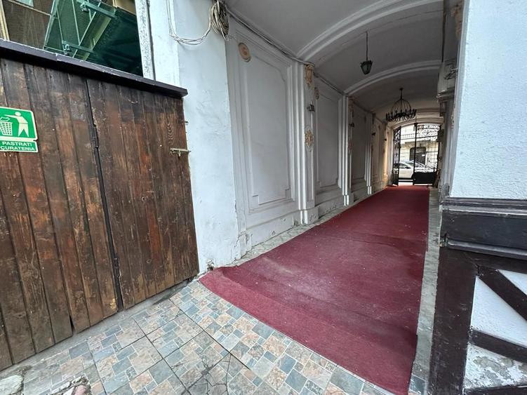 Zona Romana Amzei Demisol 82 mp fost Club curte
