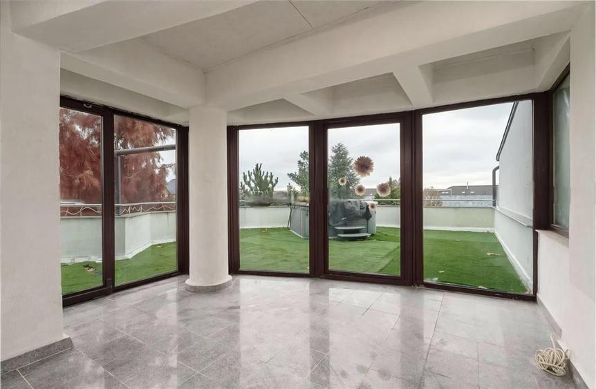Vila excusivista tip duplex Strip Mall