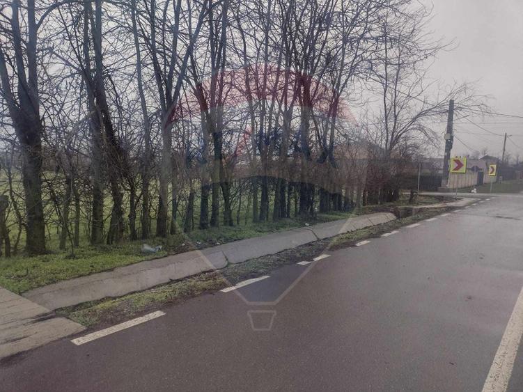 Teren intravilan 2.205 mp – dublă deschidere, utilități, parcelabil