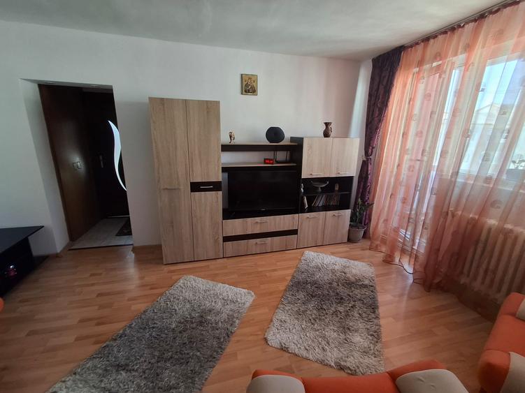 Apartament cu doua camere semidecomandat finisat si mobilat etajul 4 cu pod