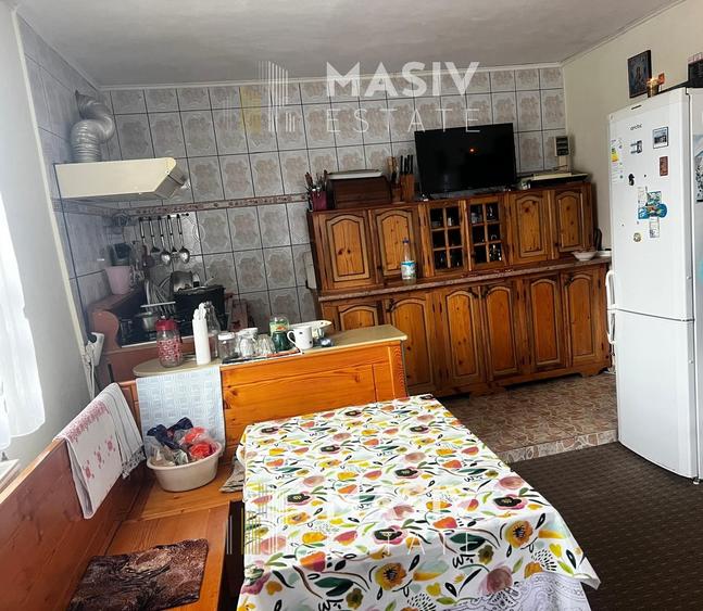 Casă spațioasă de vânzare în Azuga – 9 camere, 6 băi, vedere la Munții Bucegi