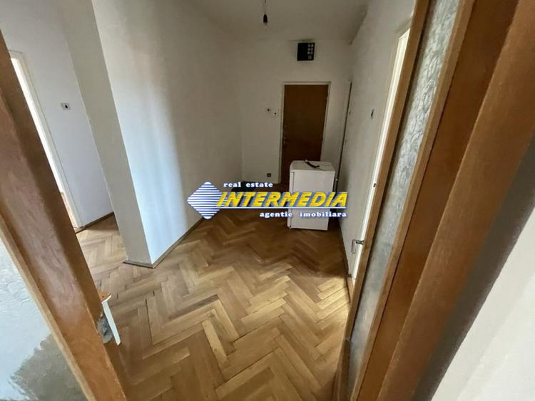 Apartament 3 camere etaj 2 +garaj + boxa in Cetate zona Caroline