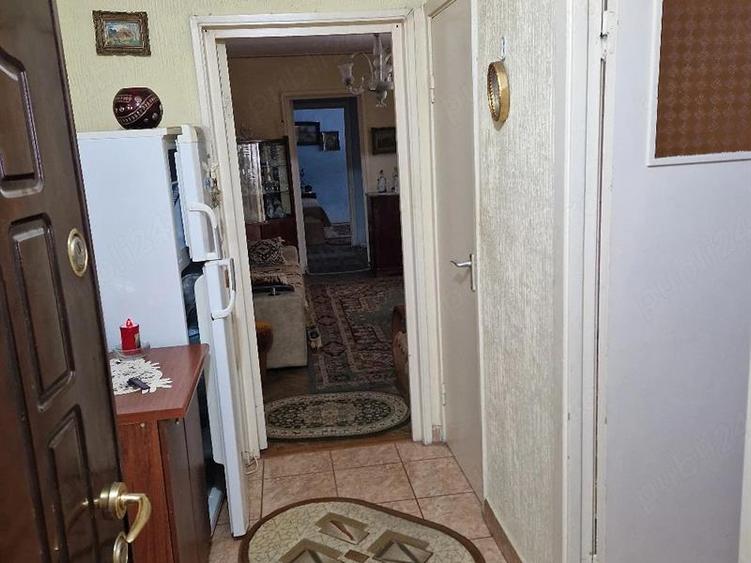 Proprietar, vand apartament 2 camere semidecomandat