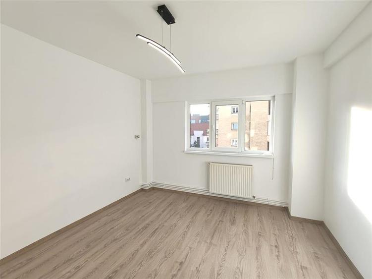 Apartament 2 camere decomandat, renovat, strada Toamnei, Centrul Civic