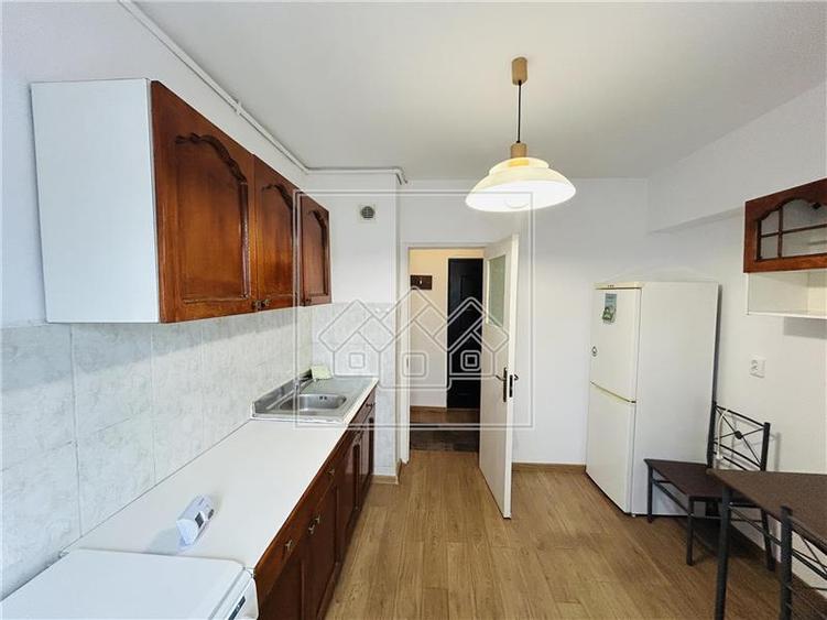 Ap decomandat, 2 camere, balcon, etaj 5/8 - M. Viteazu