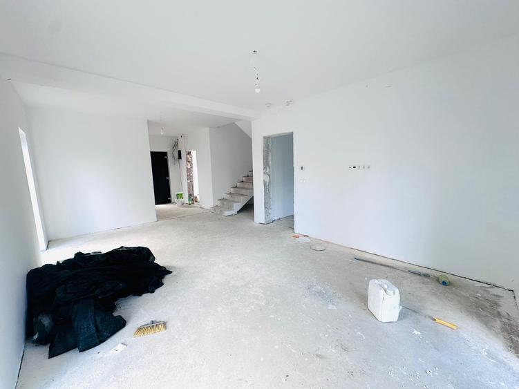 Duplex despartit prin camera tehnica- 4 camere si 3 bai - Urseni
