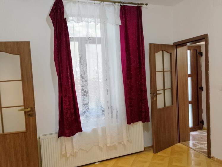 CI495 Piata Traian,casa 2 camere,Renovat