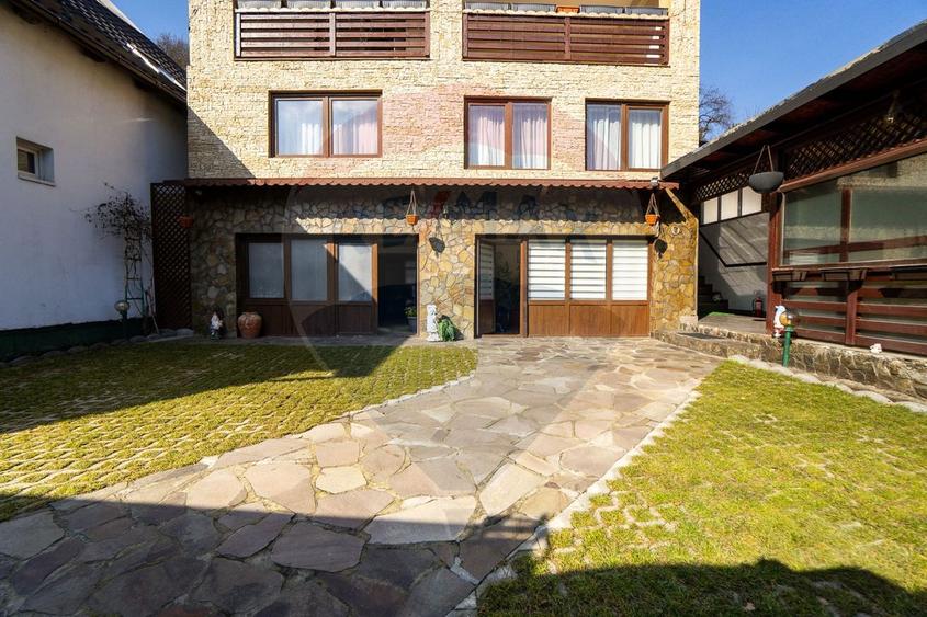 Oportunitate rară: Casă de vacanță sau Pensiune în Poiana Mărului