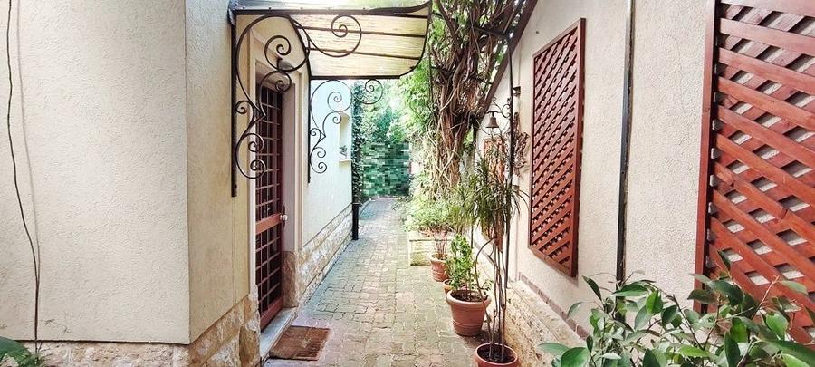 Apartament rustic, deosebit de 98 mp,  cu gradina, in Andrei Muresanu
