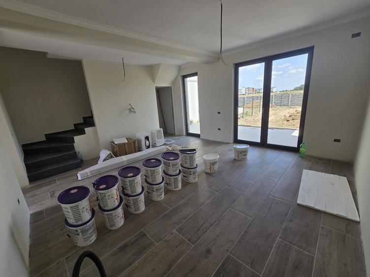 Duplex superb. Suprafata generoasa. 3 Dormitoare. Bucatarie inchisa.