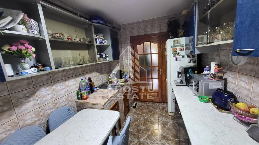 Apartament decomandat,4 camere,2 bai,etaj 2 Calea Lipovei