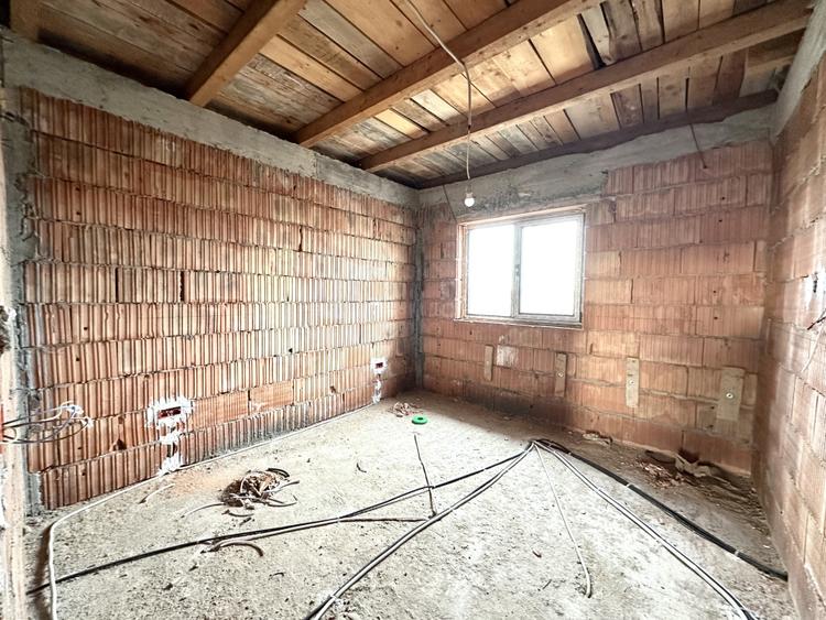 Duplex la roșu cu 5 camere, 127 mp utili 305 mp teren - Dumbravita