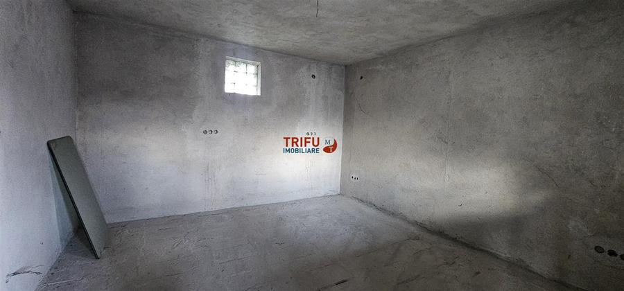 Casa de vanzare cu functiuni multiple in Petresti
