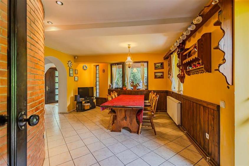 Vila 7 camere,250 mp,semineu,terase,800 mp teren,rezidential/ turistic,Predelut,