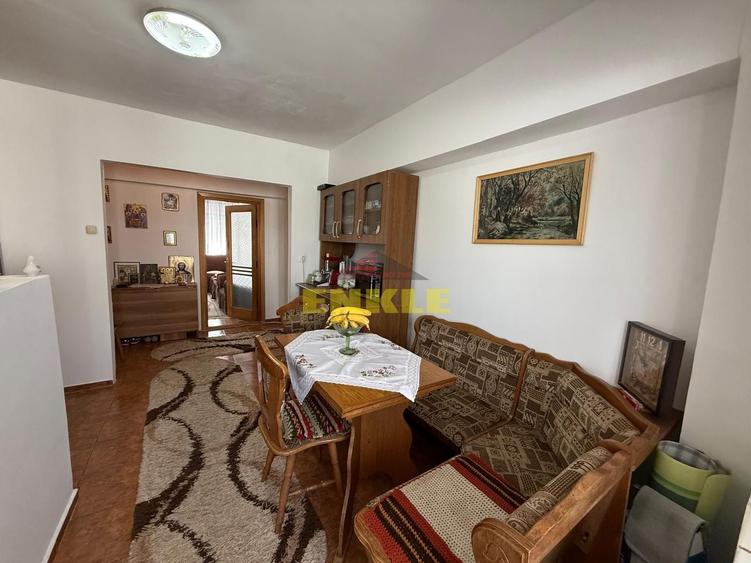 Apartament spațios de vânzare – Zona Școala 16