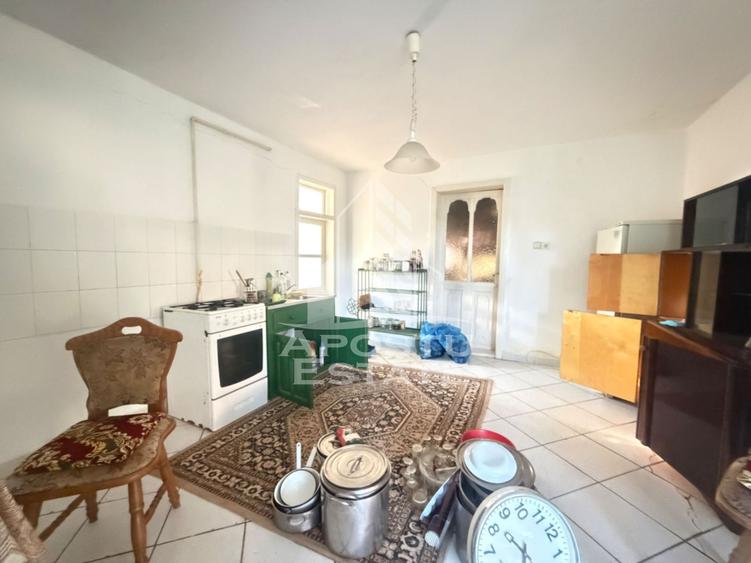 Casa batraneasca cu teren de 3022 mp, in Carani
