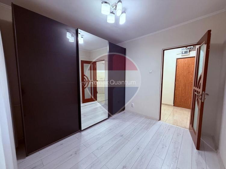 De vânzare apartament 3 camere  Zona Universității, Str Ronald Reagen - 4