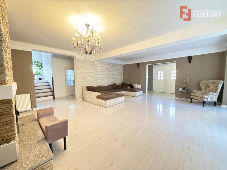 Casa cu 5 camere, 219 mp utili si 588 mp teren, de vanzare in Sanmihaiu Roman