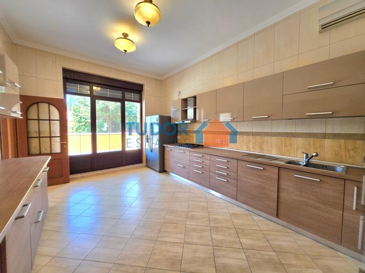 Elegant 10-Bedroom Mansion with Private Pool & Landscaped Garden