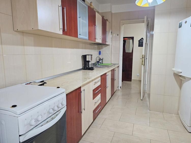 Apartament cu 3 camere, etaj intermediar - Piata Centrala