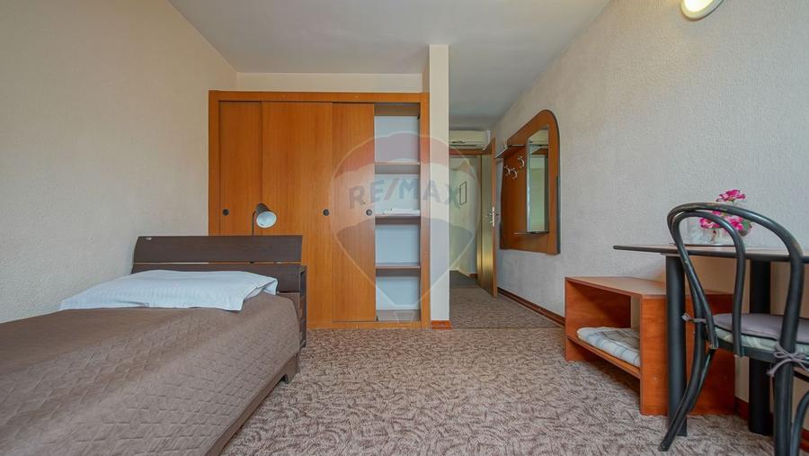Comision 0 %! Pensiune cu 12 camere de vânzare, str. De Mijloc!