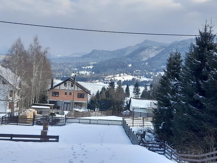 Cabana cu vedere la lac, 8 camere, 200 mp, 1800 mp teren, zona Colibita