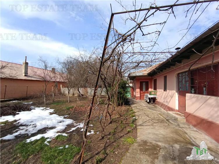 Casa taraneasca traditionala pe parter cu gradina si livada 1700mp in Gruiu, la