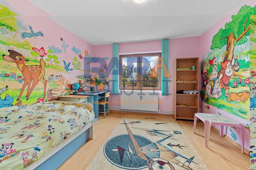 Vilă cu 6 dormitoare, 2 garaje, anexe multiple - 2076 mp teren
