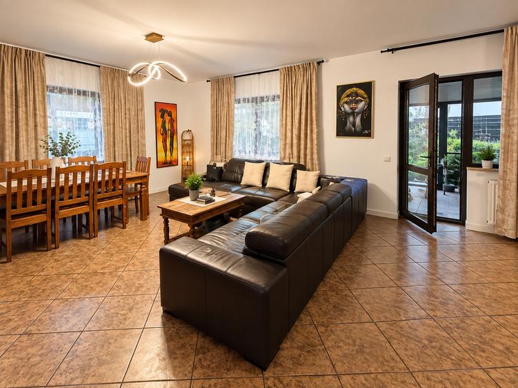 Casa de vanzare PIpera, 5 camere, 3 bai, zona linistita