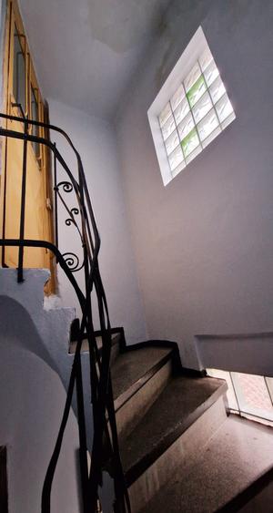 VANZARE APARTAMENT CU 3  CAMERE ,  MANSARDA - PIATA DOMENII
