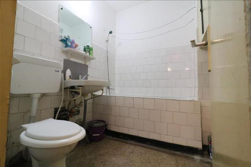 Apartament de 3 camere decomandat, etaj 2,  Podu Ros, Liceul Racovita