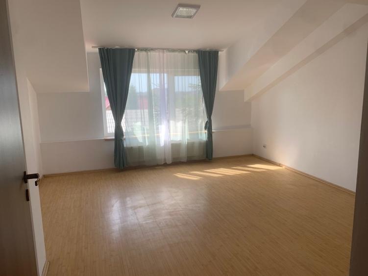 Mansardă Luminoasă și Deosebită – 7 camere ,225 mp utili + 2 Locuri de Parcare