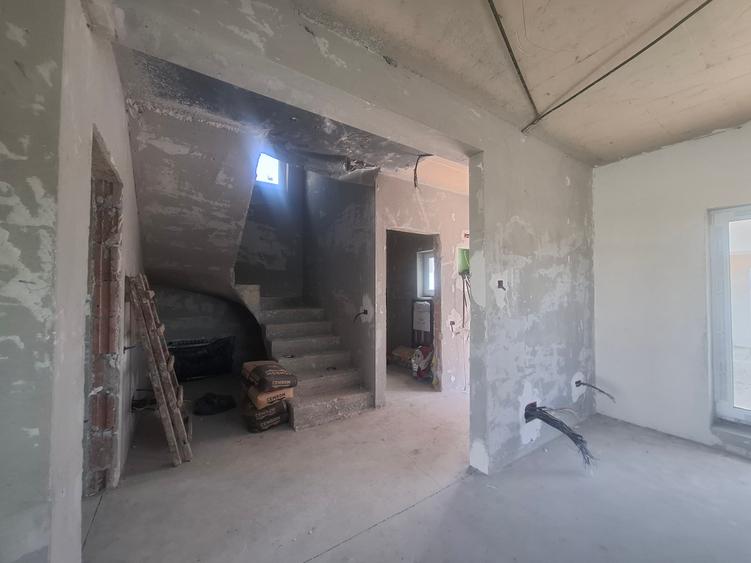 ​Vilă Individuală P+1E+Mansardă | Construcție Solidă, Toate Utilitățile