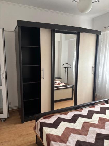 Vând apartament 4 camere zona centrală, langa parc