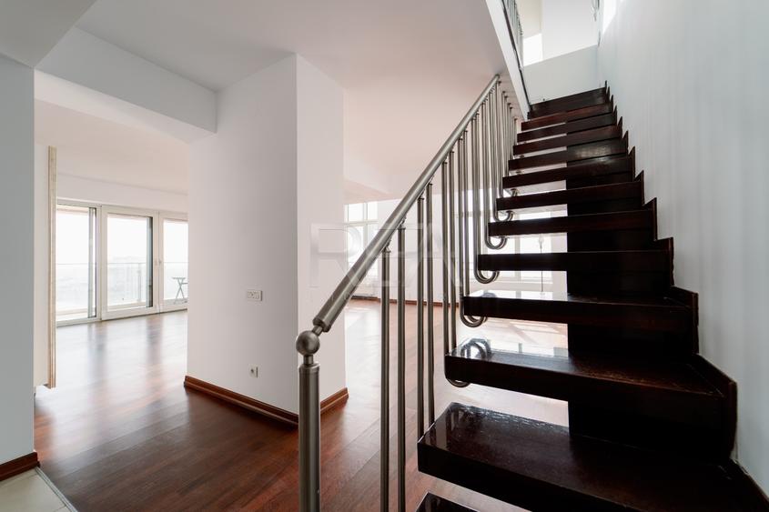 Triplex 3 camere Dristor, centrală, parcare, an 2008, 200 mp