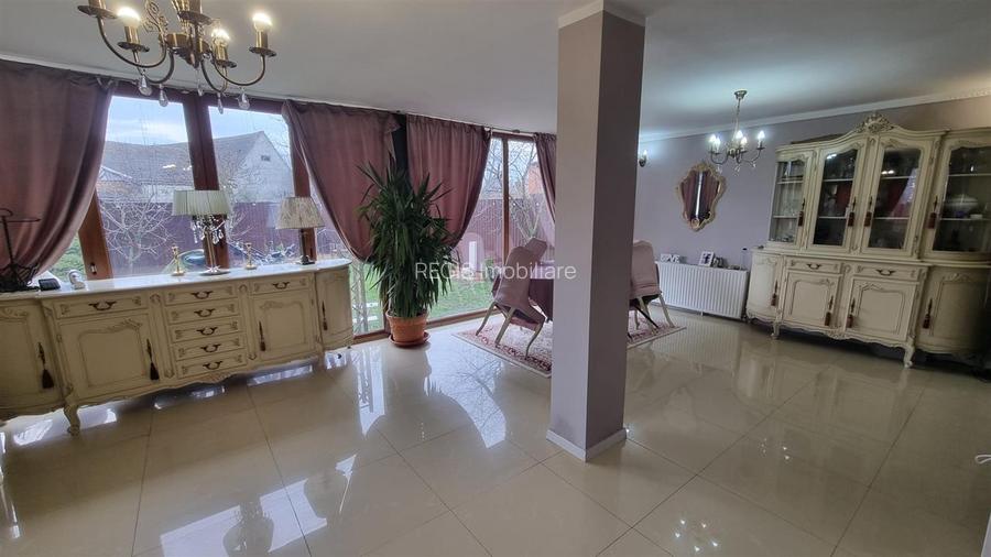 Casa de vanzare moderna cu costuri reduse, panouri solare si spatiu comercial in - 4