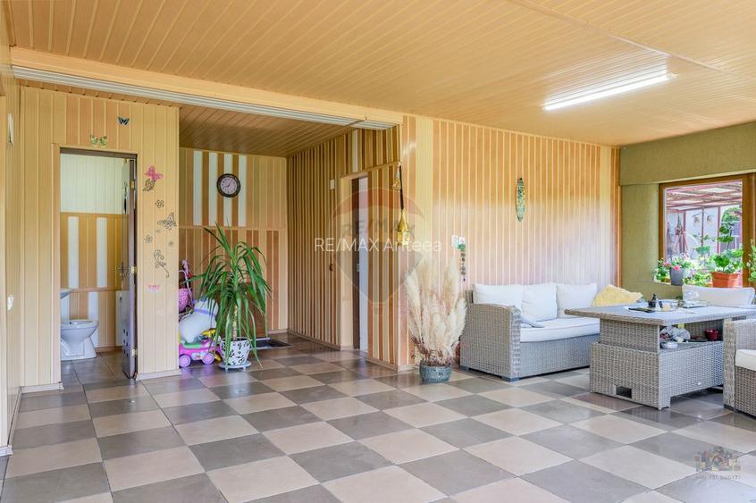 Vilă spațioasă cu teren generos, grădină și anexe, Brănești - 2