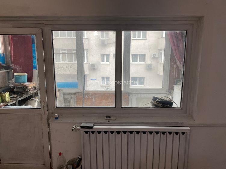 Garsoniera de vinzare Decebal -Muncii et 1,cu balcon in bloc 4 et - 4