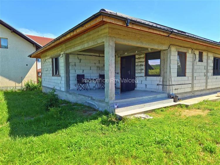 CASA PE PARTER IN BUJORENI - LINISTE, CURTE SI VEDERE SPRE VF. COZIA - 2